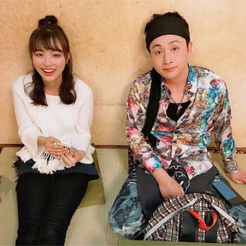 笑顔の児嶋一哉さんと妻・坪井志津香さん