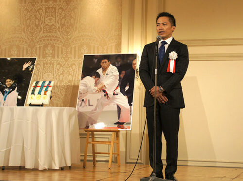 引退報告会に臨む野村忠宏さん　
