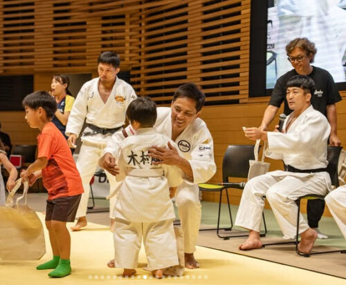 「野村道場」で子どもたちを指導する野村忠宏さん（中）　