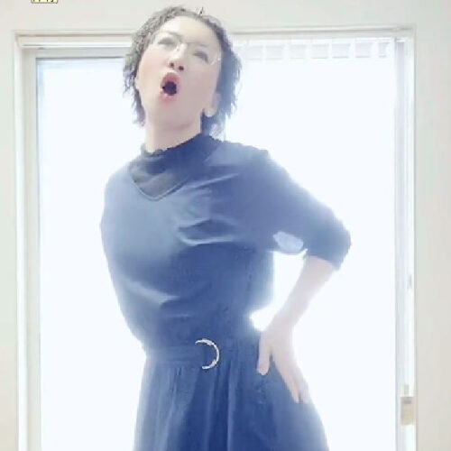 宝塚モノマネを披露する森田まりこさん