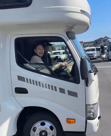 キャンピングカーを運転する田中美奈子さん