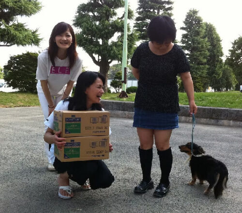 動物愛護活動に取り組む田中美奈子さん(中)