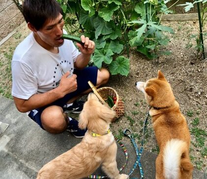 愛犬とくつろぐ篠原信一さん