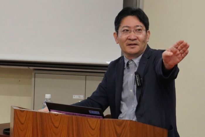 講演中の磯田道史さん