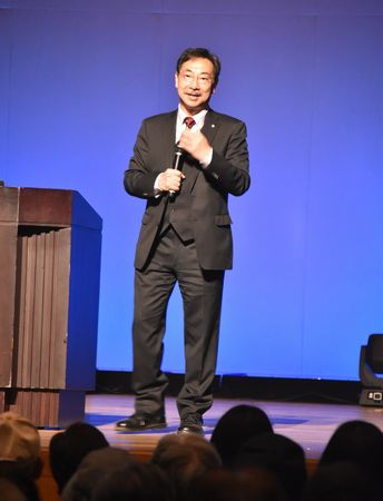 講演する千田嘉博さん