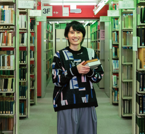 母校の早稲田大学図書館を訪ねた箕輪はるかさん