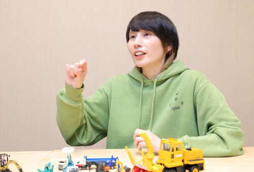 ミニカー愛を語る箕輪はるかさん