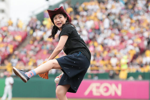 始球式に登場した椿鬼奴さん