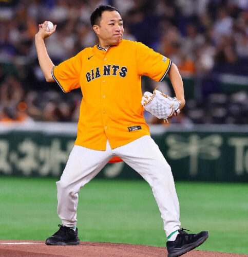 ジャイアンツの始球式で投球する塙宣之さん