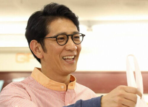 笑顔の柴田英嗣さん(出典元:mezamashi.media)