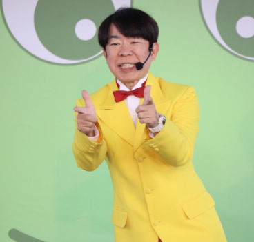 「ゲッツ！」をするダンディ坂野さん
