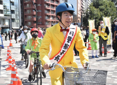 一日警察署長のダンディ坂野さん　