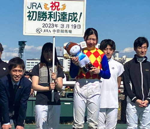 JRA初勝利を喜ぶ河原田菜々騎手