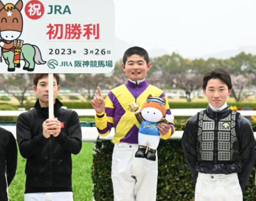 JRA初勝利を喜ぶ田口貫太騎手（中） 