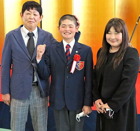 競馬学校卒業式で両親に囲まれる田口貫太騎手（中） np.co.jp）