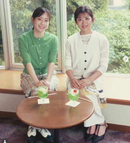 石川佳純さんと対談した今村聖奈騎手（右）　