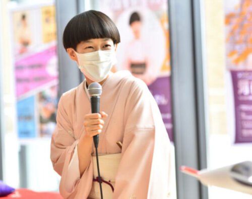 母校で話す桂二葉さん (出典:京都橘大学HP)