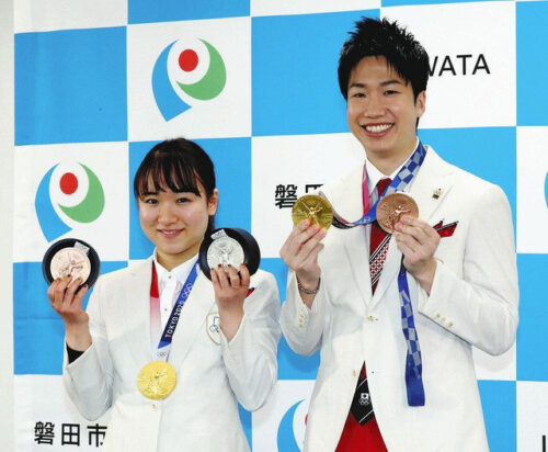 混合ダブルスで金メダルの伊藤美誠さんと水谷隼さん