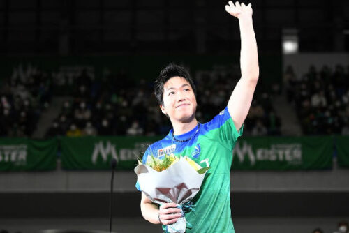 引退セレモニーでファンに手を振る水谷隼さん
